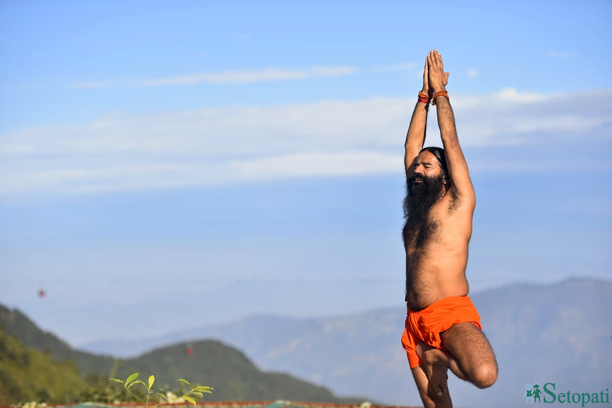 काठमाडौंको चन्द्रागिरीमा योग सिकाउँदै बाबा रामदेव। तस्बिरः निशा भण्डारी/सेतोपाटी